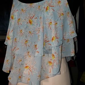 BEAUTIFUL LIGHT BLUE FLORAL TOP. MEDIUM